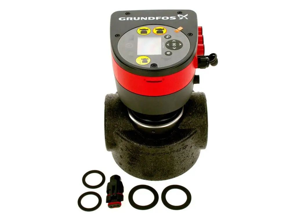 Grundfos Pumpe mit digitalem Display und Bedienelementen, montiert auf einem schwarzen Rohr. Zubehörteile wie Dichtungen und ein Stecker liegen daneben.